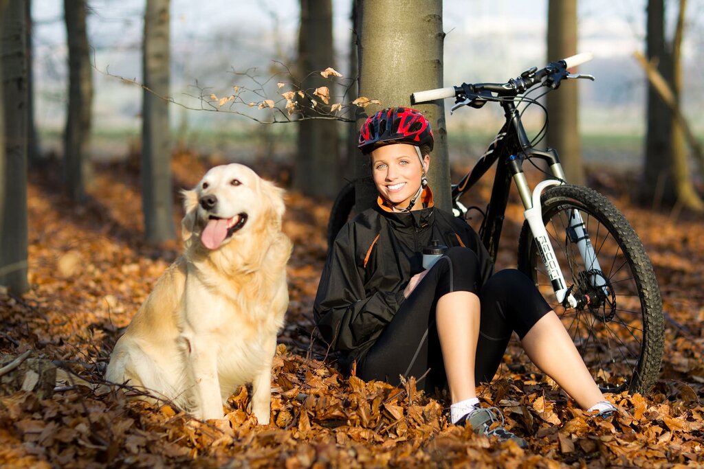 Ragazza Con Mtb E Cane.Consorzio Turistico Dolomiti Prealpi