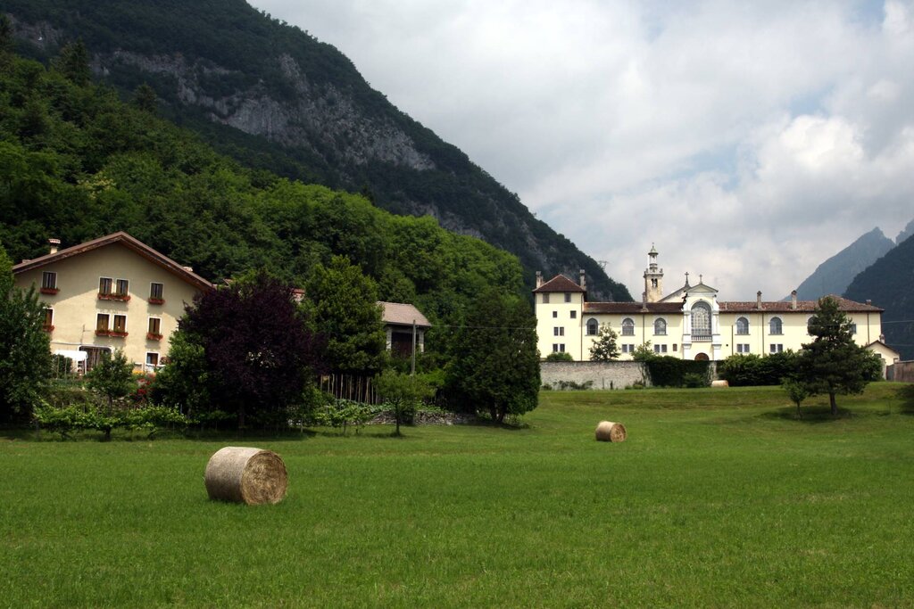 Certosa Vedana Con Prato E Montagna.arch.Dolomiti Turismo©G.Maggiolini