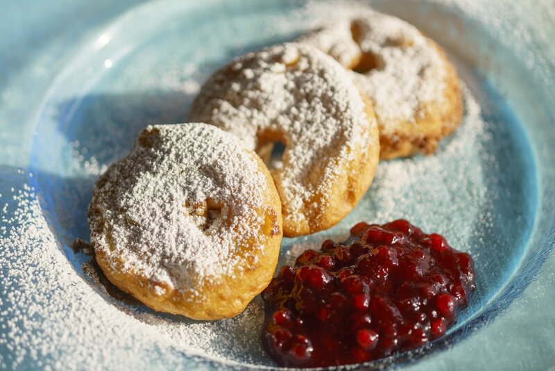 Frittelle Di Mele  Credits Ristorante DolomEats & @cortinadolomiti Enogastronomia | © Credits Ristorante DolomEats & @cortinadolomiti