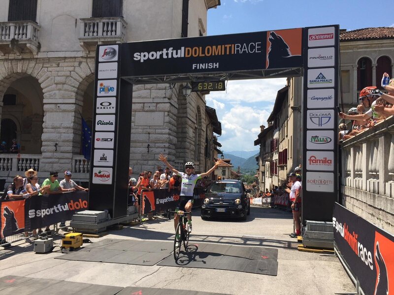 Arrivo Sportful Dolomiti Race in Piazza Maggiore