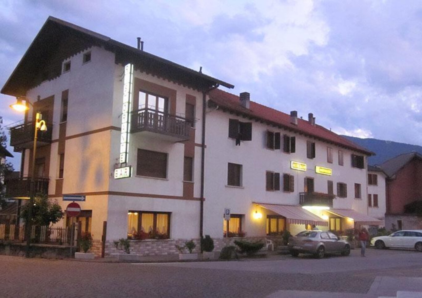albergo-ristorante-piazza-farra-alpago albergo-ristorante-piazza-farra-alpago