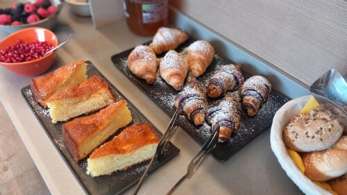 croissant vuoti e al cioccolato e torta di mele