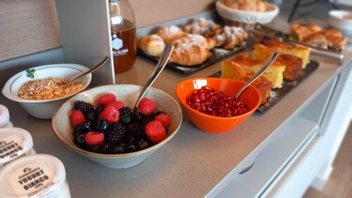 frutta fresca, yogurt della zona e cereali