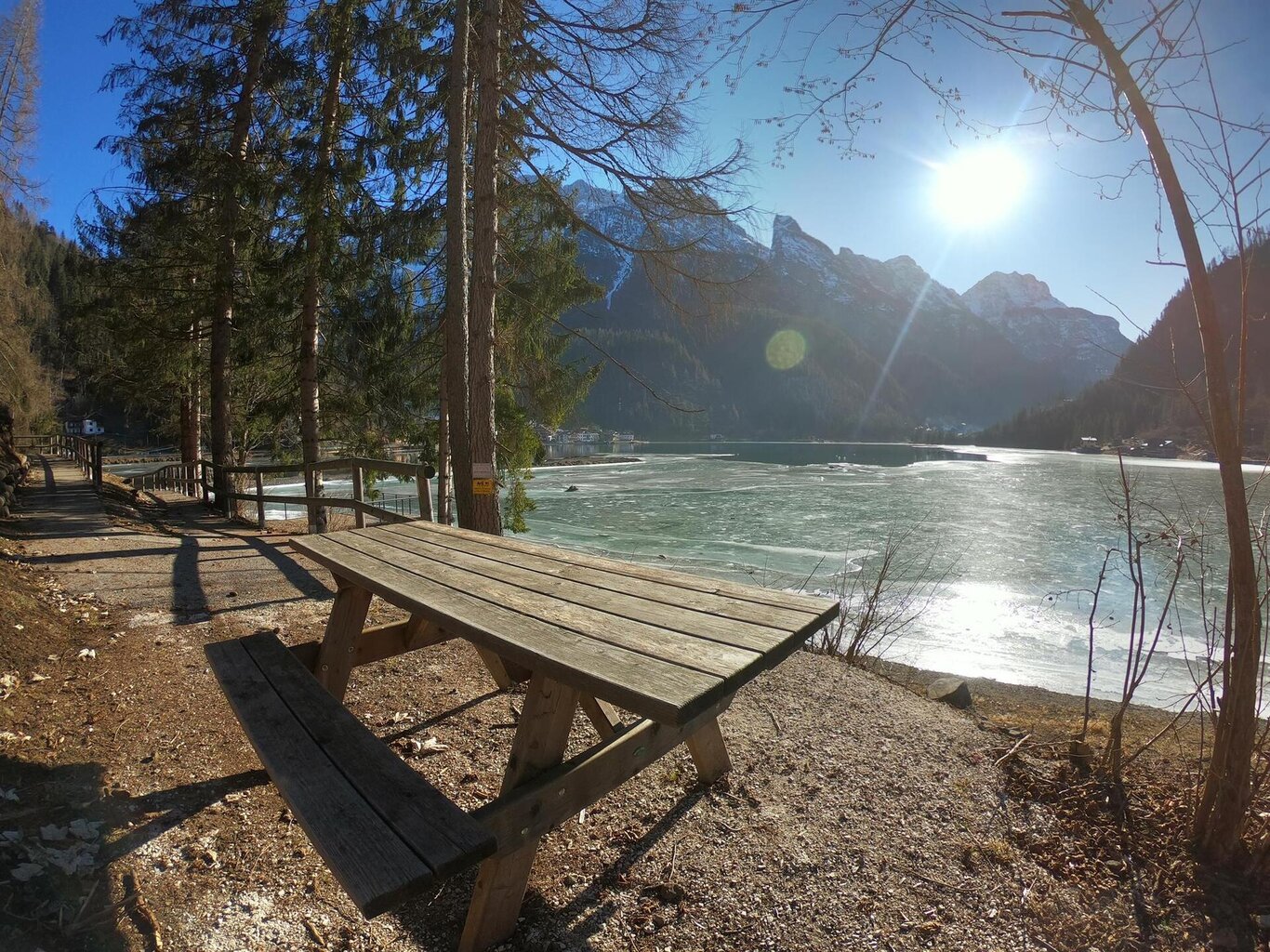 Scorcio Lago di Alleghe Scorcio Lago di Alleghe