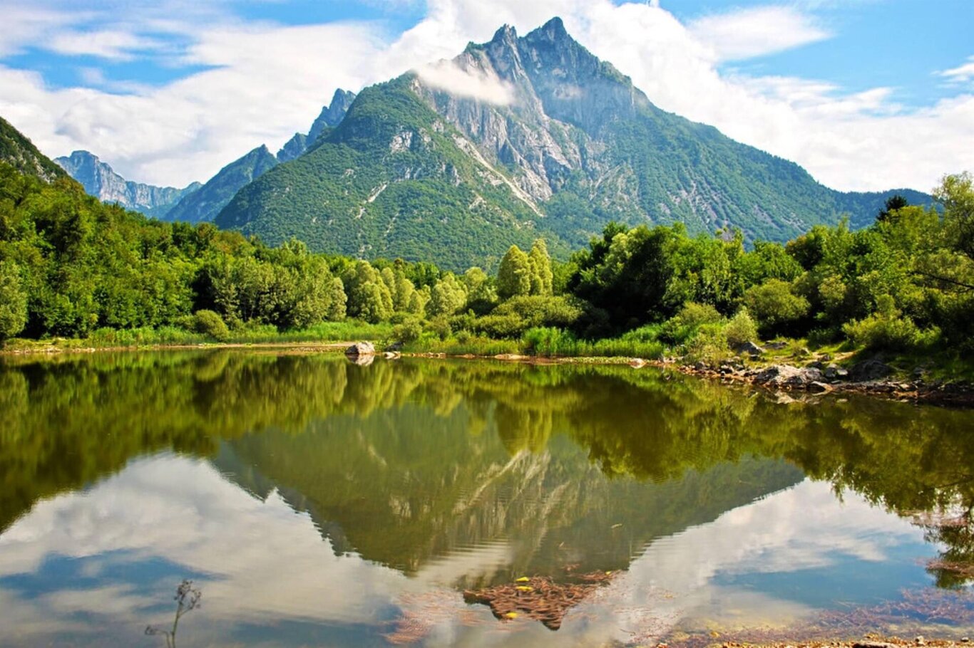 Il lago con il monte Peron