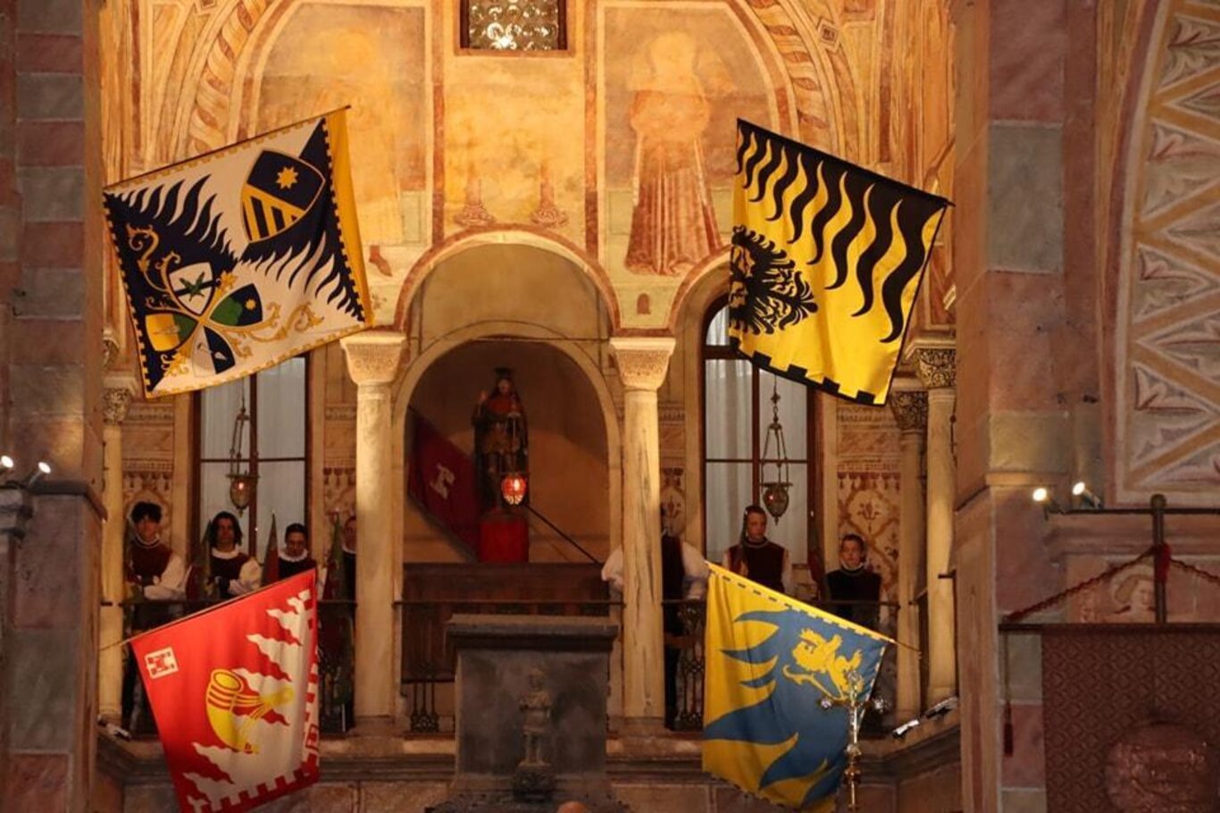 Bandiere con gli Stemmi dei quattro quartieri Bandiere con gli Stemmi dei quattro quartieri