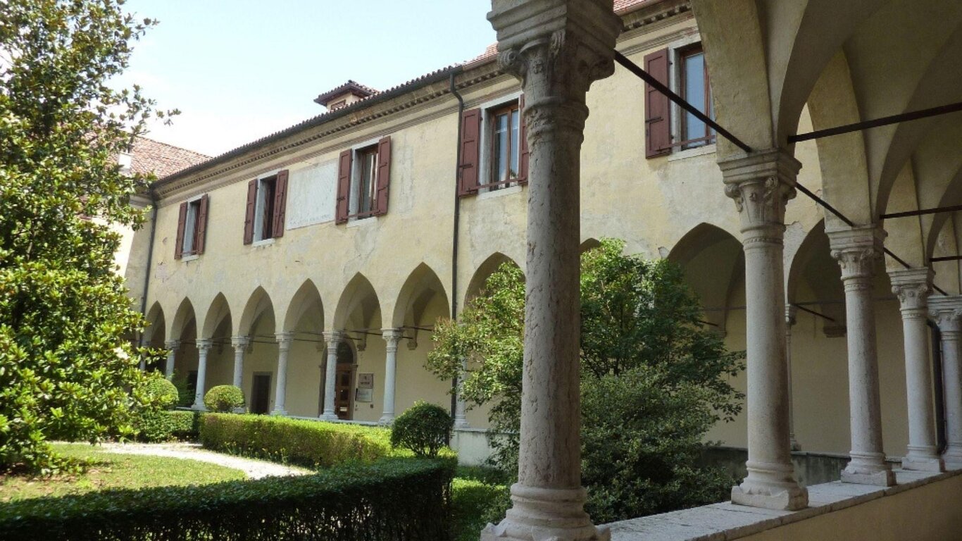 Al tramonto nel Chiostro Gotico