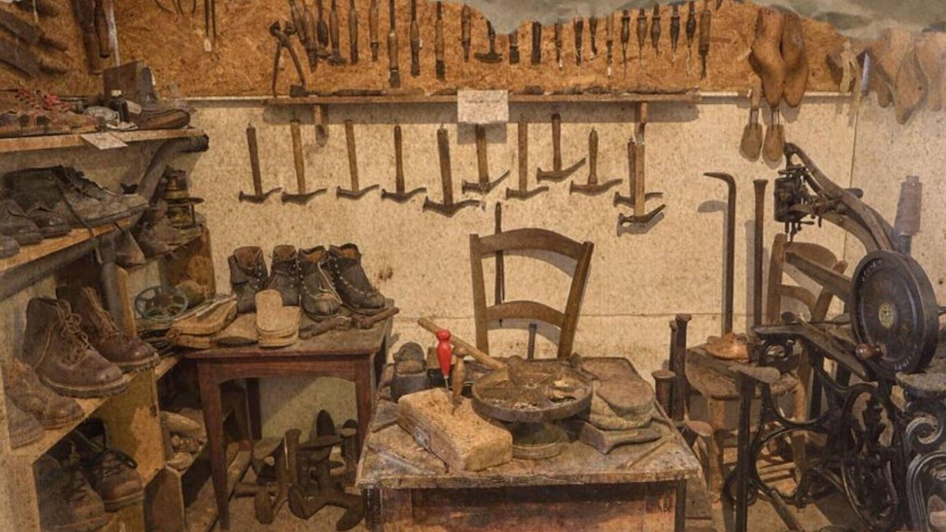 Attrezzi di una volta Attrezzi di una volta