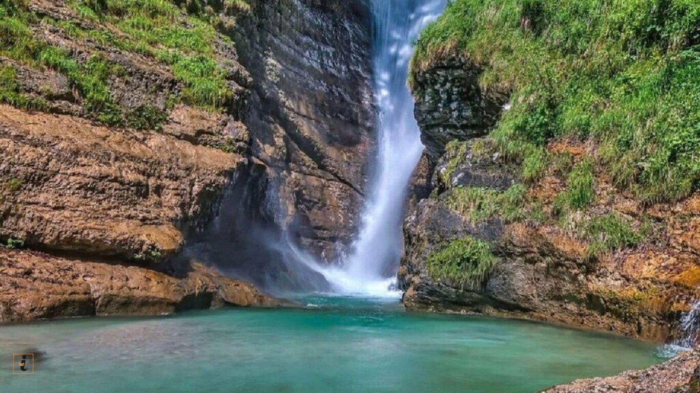 Coinvolgente primavera alla cascata del Salton con Elisa