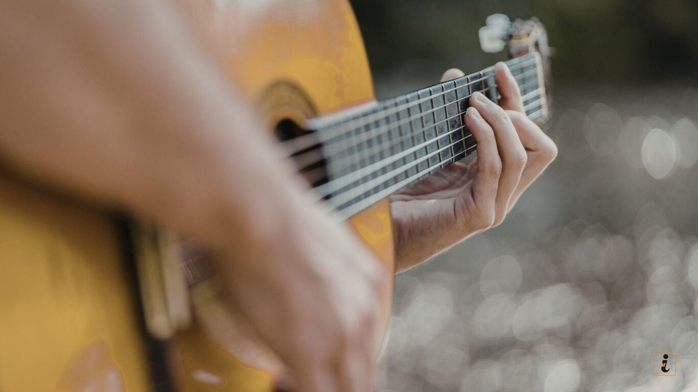 persona che suona la Chitarra