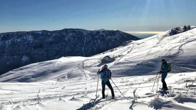 Escursionisti sulla neve a Faverghera-Nevegal