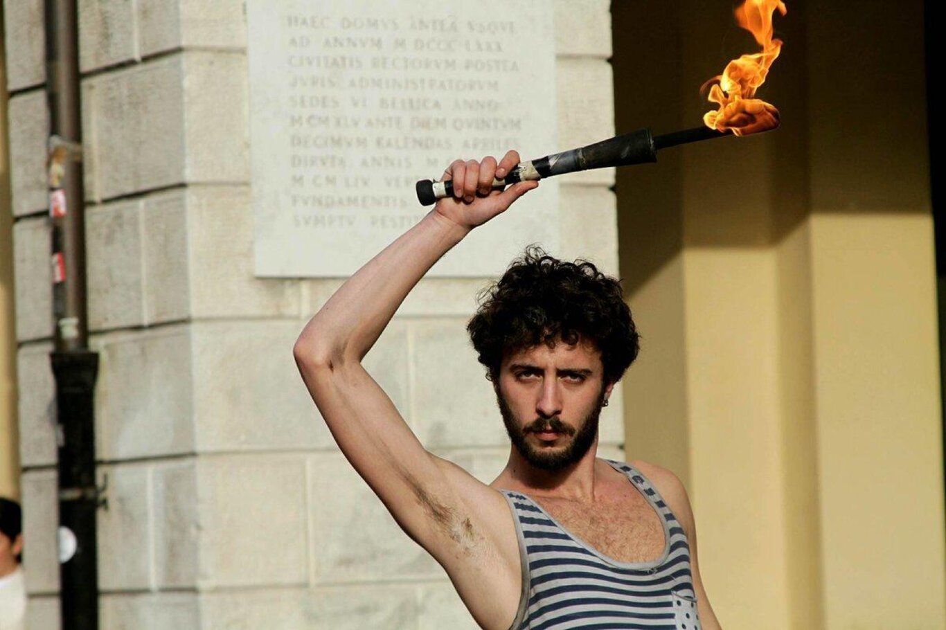 Esilarante Spettacolo di fuoco "Mr Maraviglia"il fachiro preferito dalle nonne