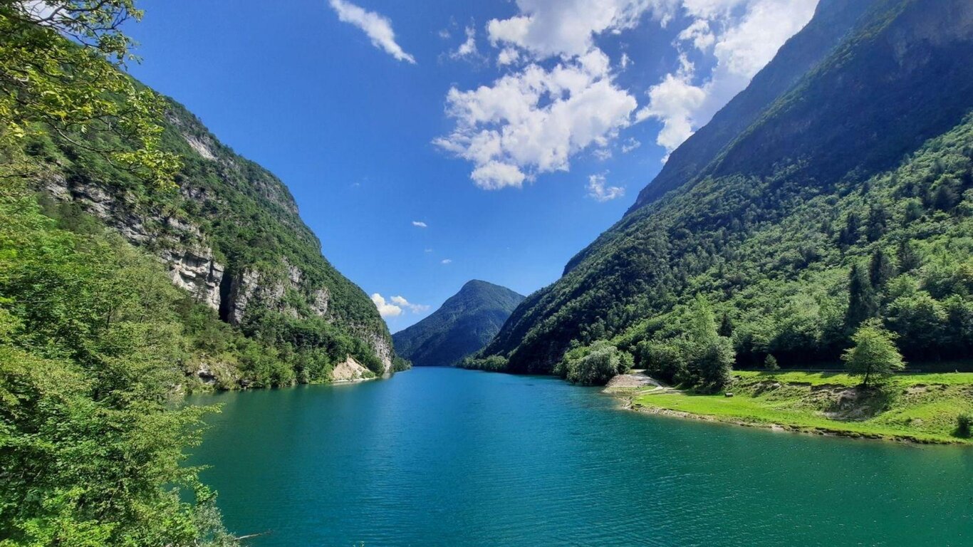 Esplorazioni attorno al Lago del Mis con Axel