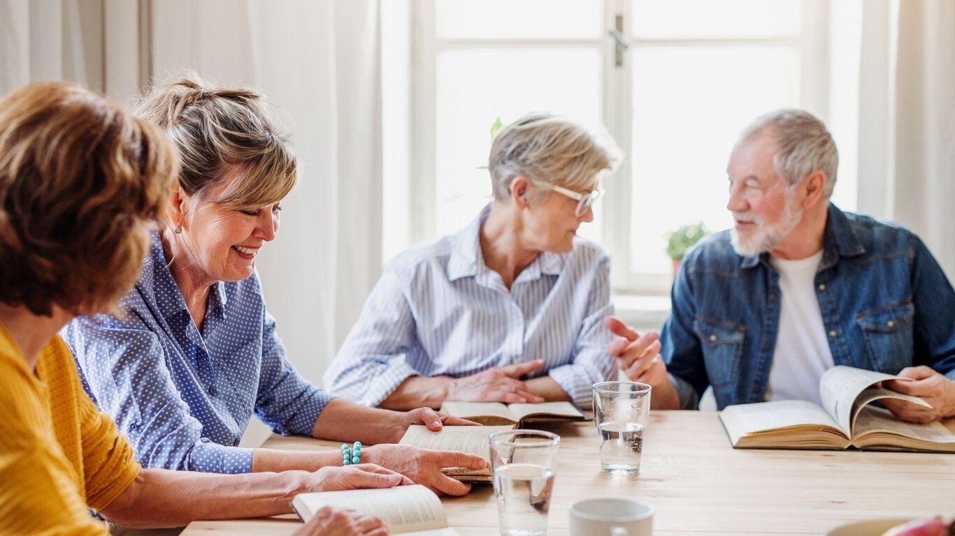 Gruppo di persone che leggono Gruppo di persone che leggono