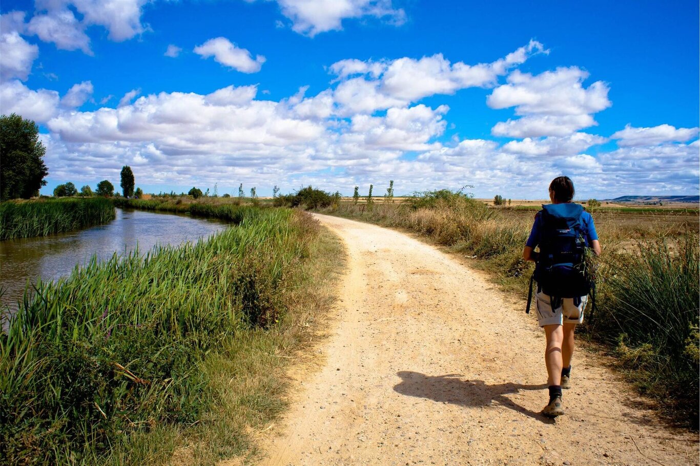 Pellegrino con lo zaino che cammina