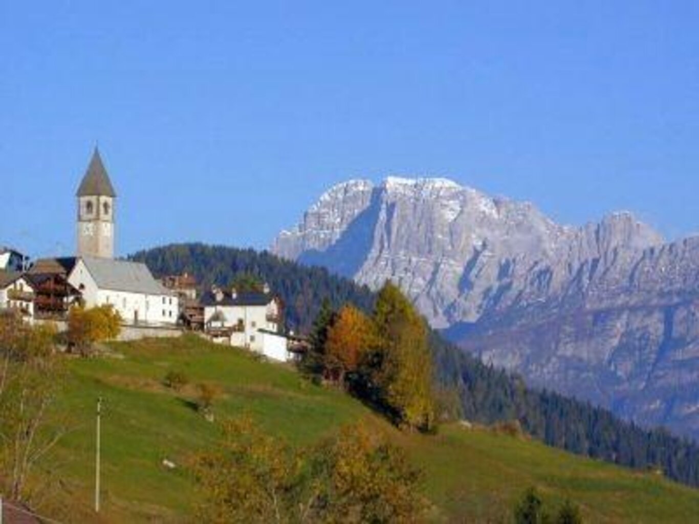 Il paese del sole, tra storia e folklore