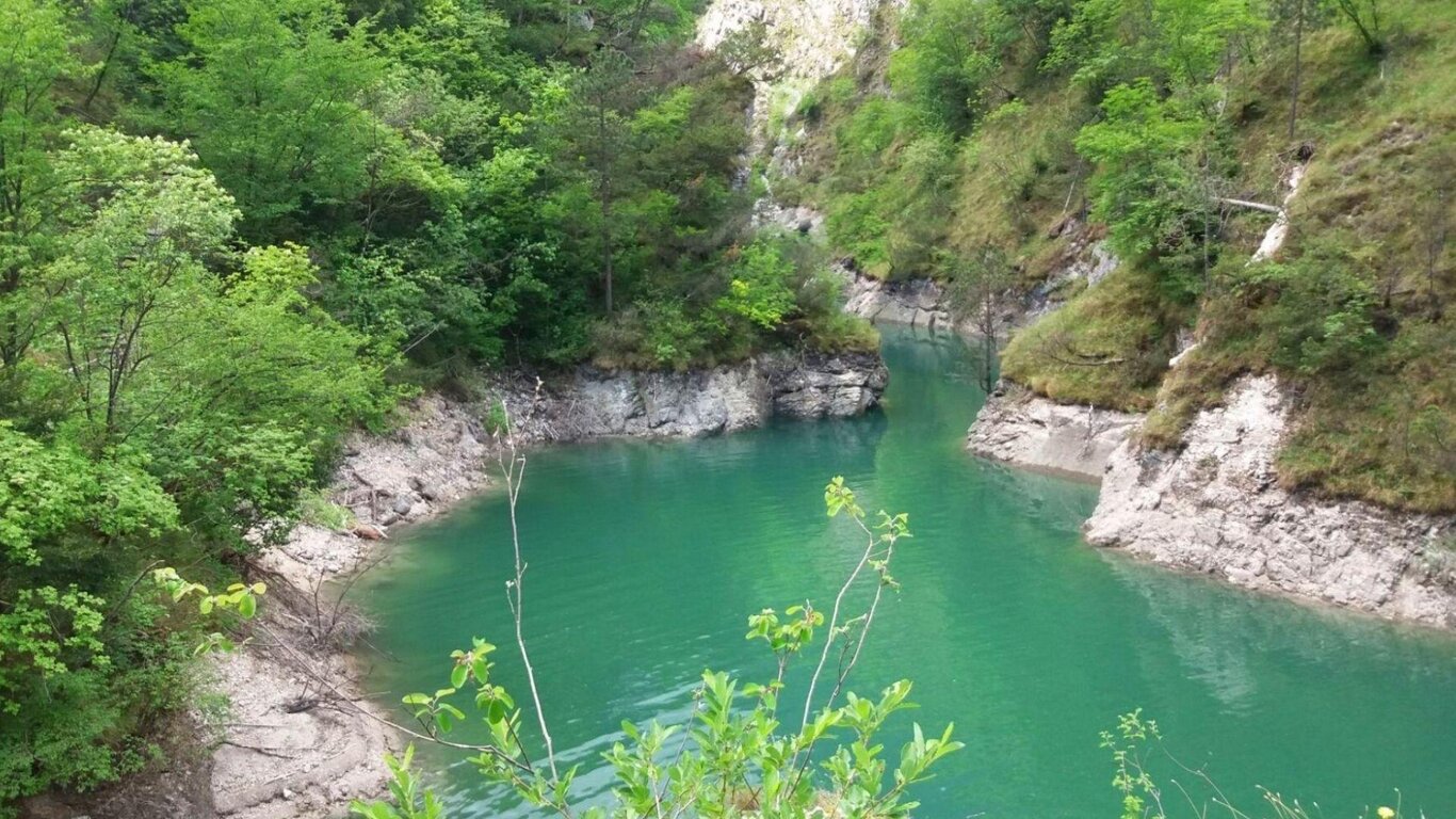 Il sentiero natura del parco in Val Falcina