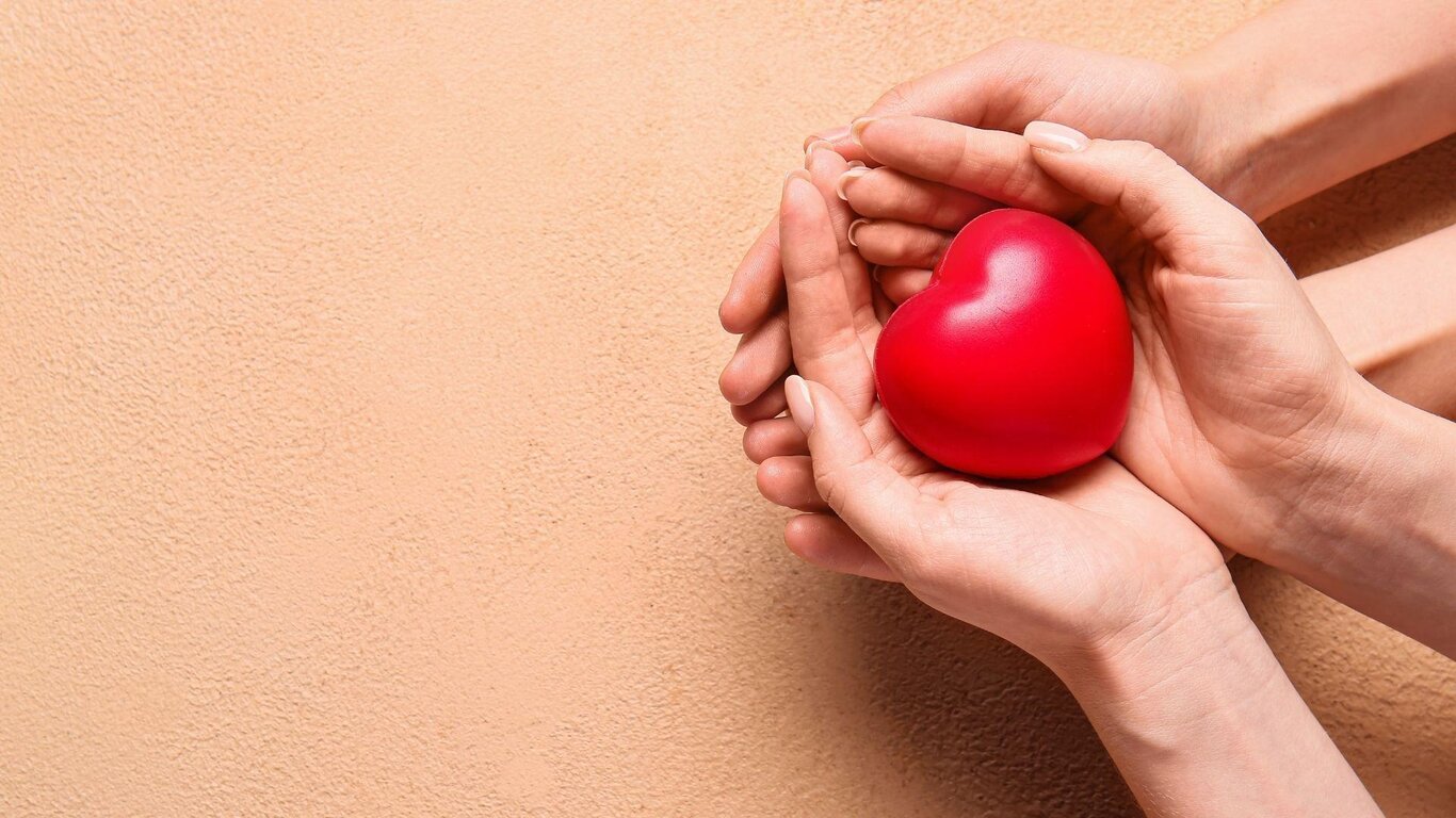 mani che intrecciano un cuore