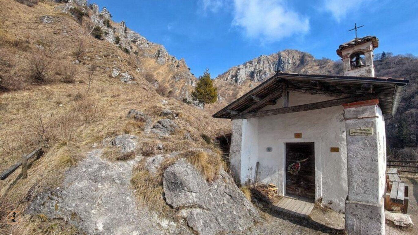 La chiesetta di San Mauro di Arson con Axel