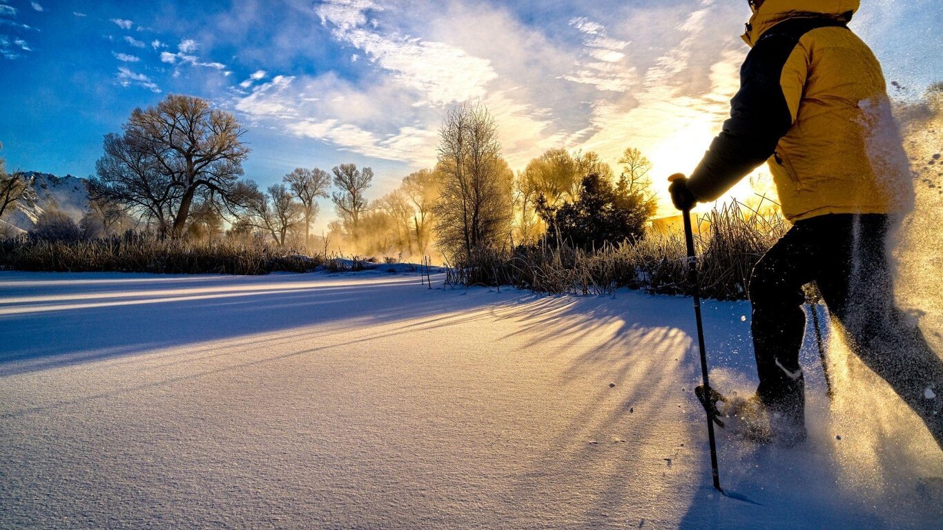 Uomo con le ciaspe sulla neve