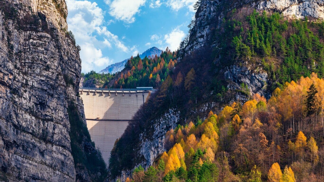 Diga del Vajont in autunno