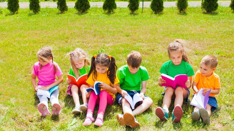 bambini che studiano all'aperto