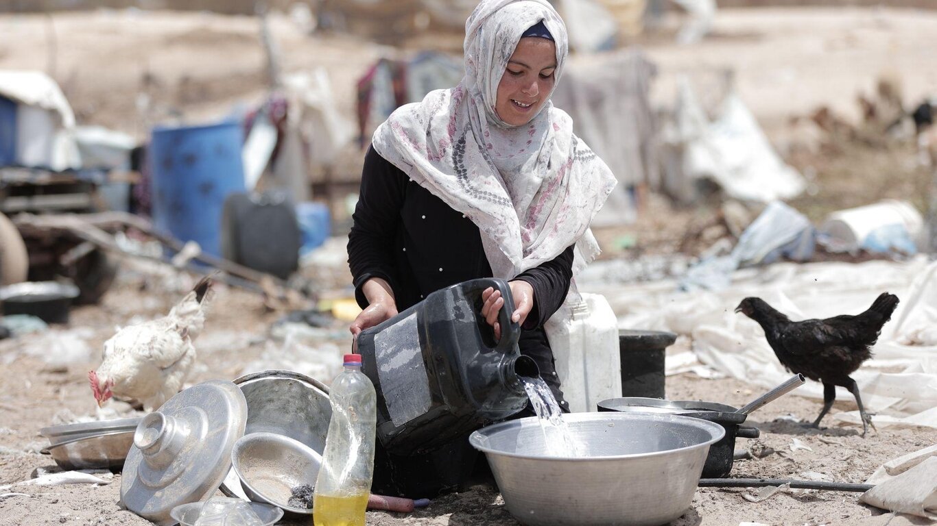 Signora a Gaza che prepara il cibo