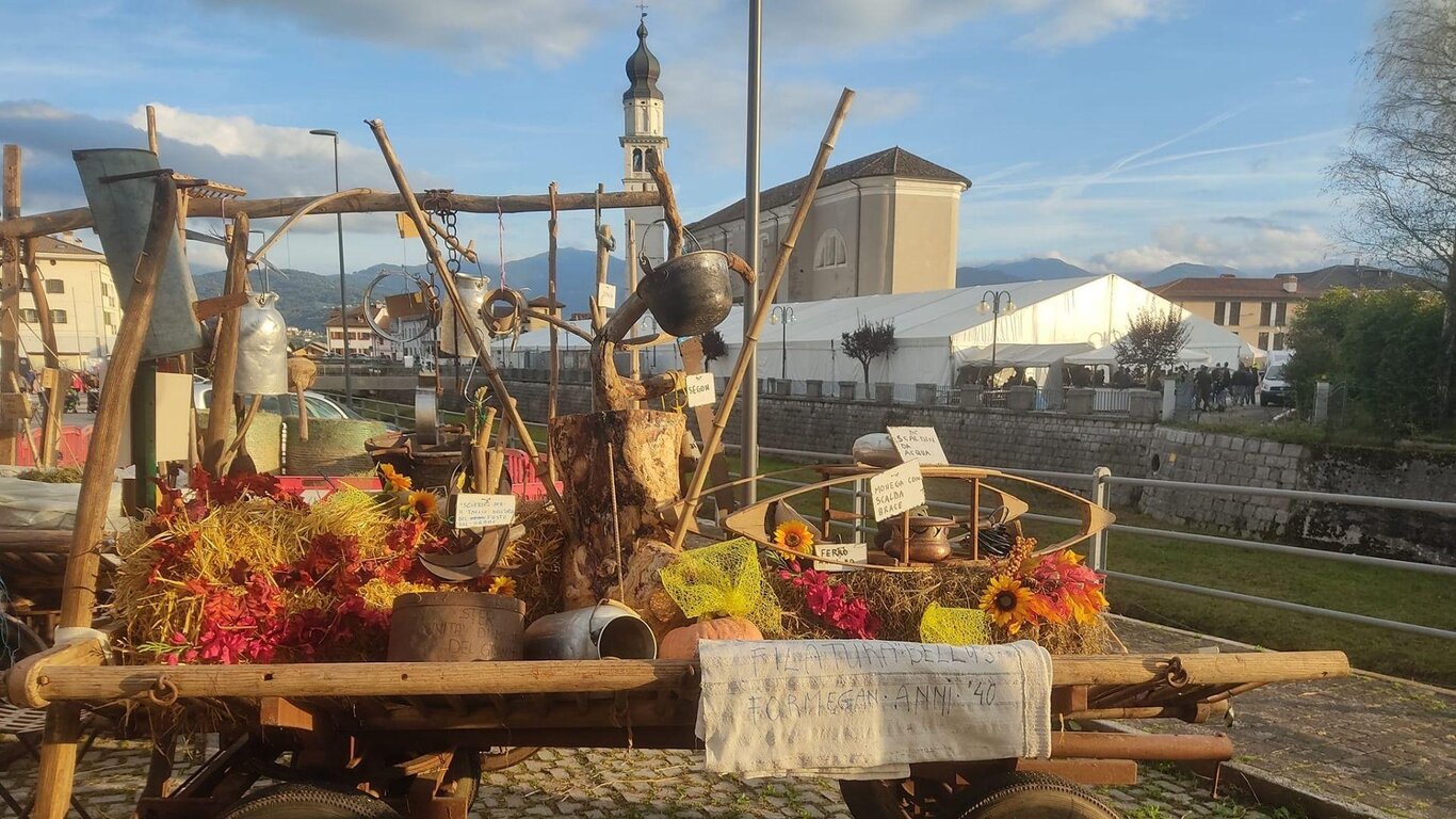 Espositore con sfondo chiesa di Santa Giustina