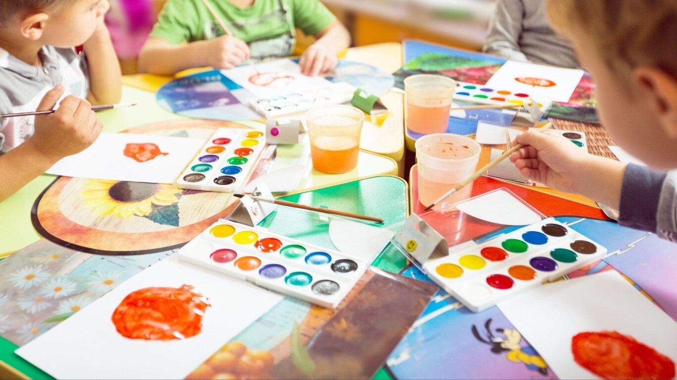 Bambini che dipingono con tecnica acquerello