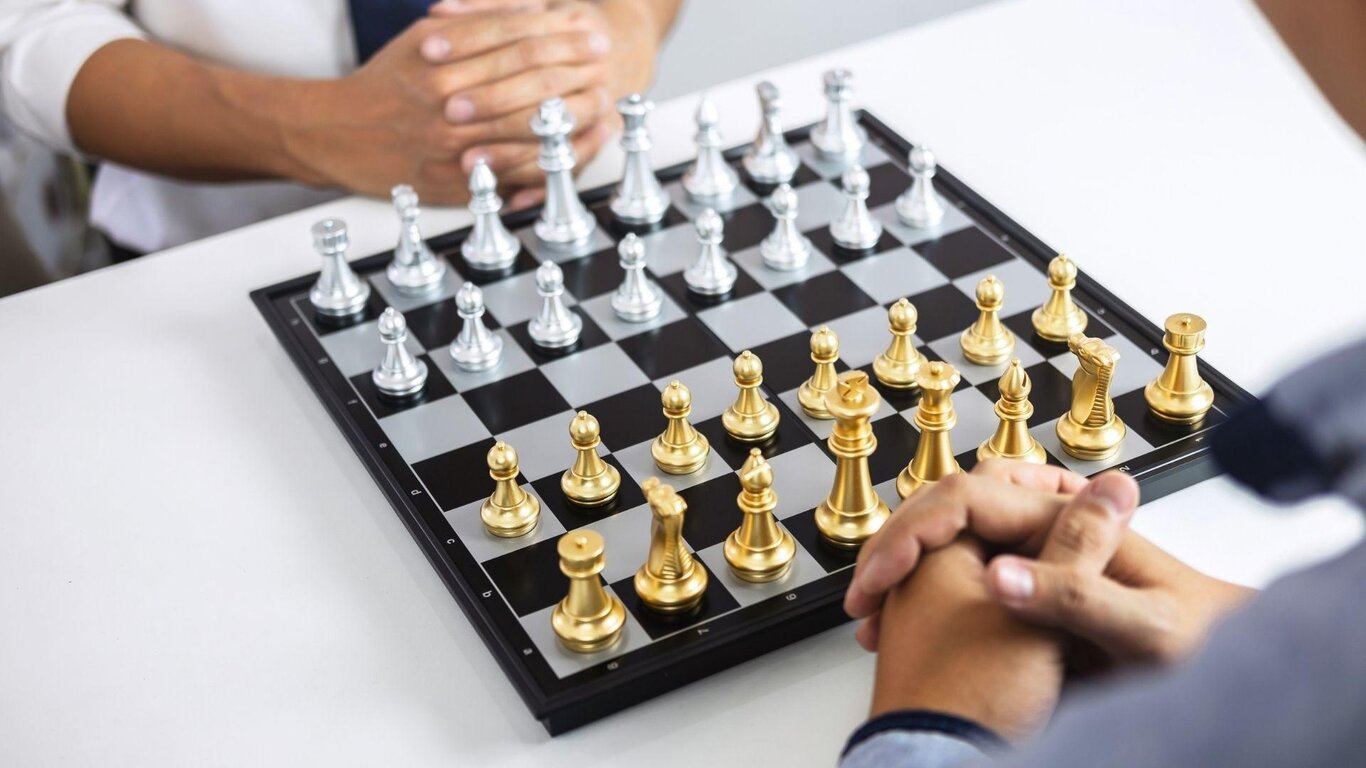 persone che giocano a scacchi