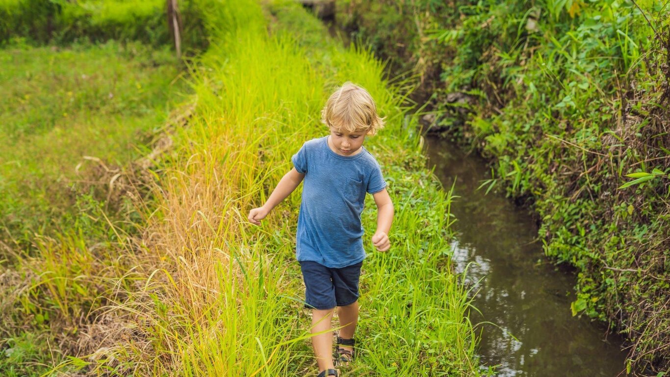 Bambino che cammina vicino all'acqua