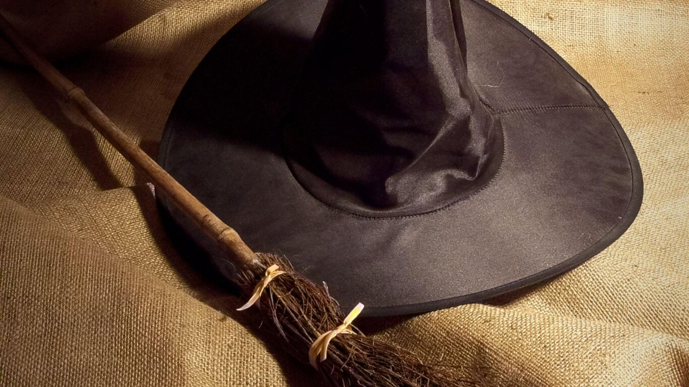 Scopa e cappello della Befana