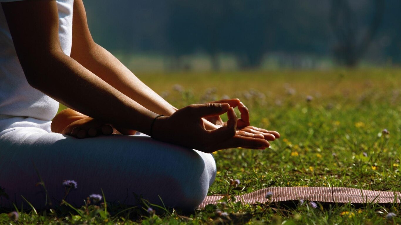 Pilates, yoga e meditazione in natura