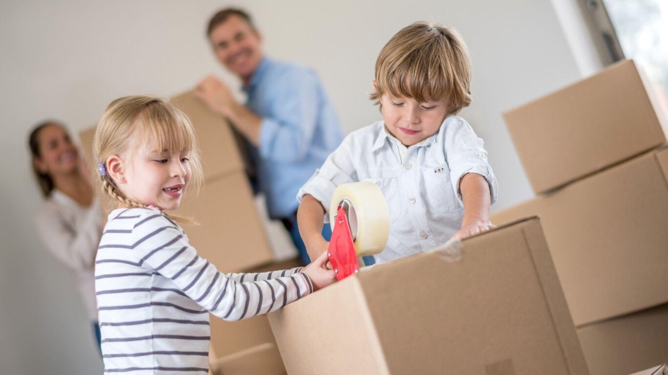 Bambini che giocano con lo scatolone