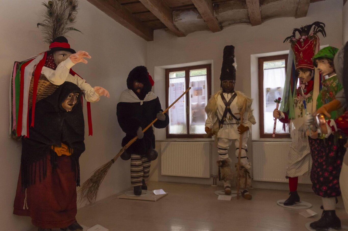 Riti e Maschere de la Dolomites