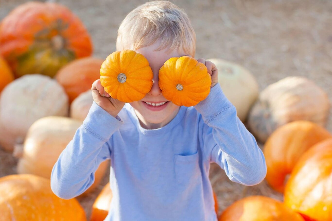 Bambino che gioca con la zucca