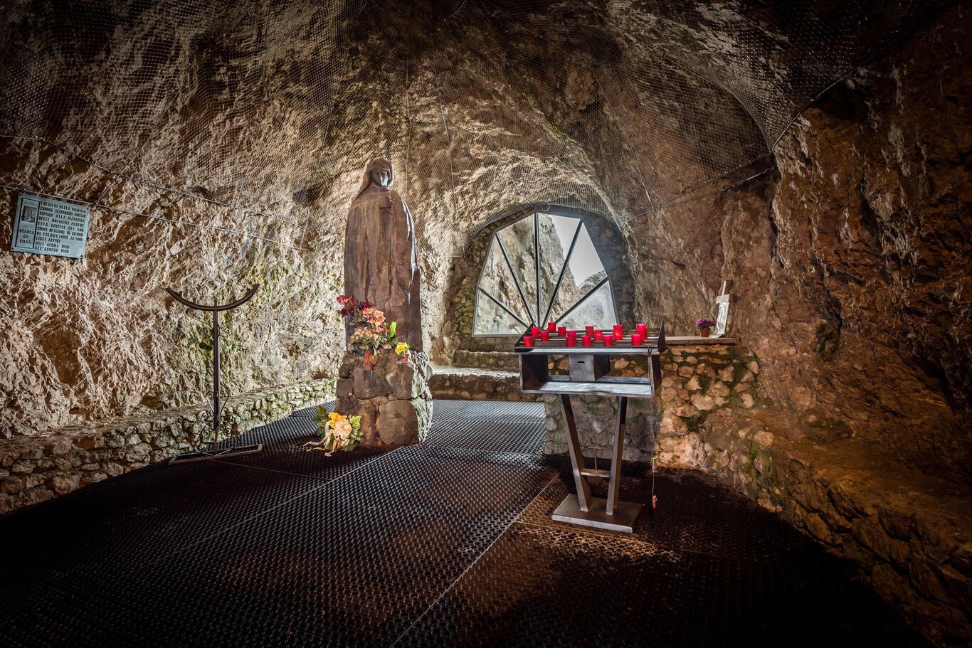 La Grotta della Madonna a Punta Rocca
