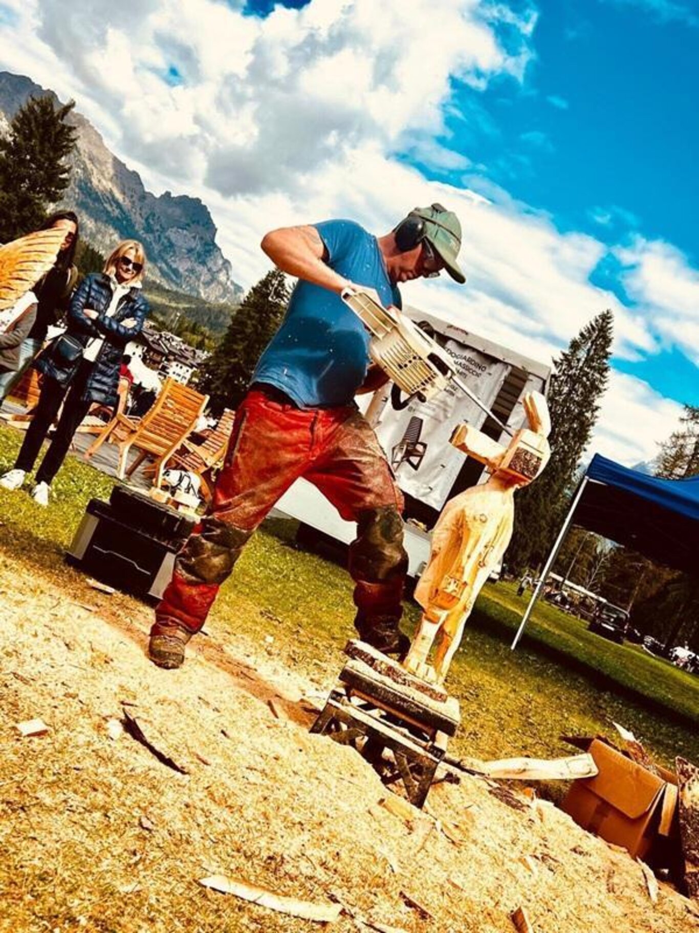 Scultura su legno con la motosega