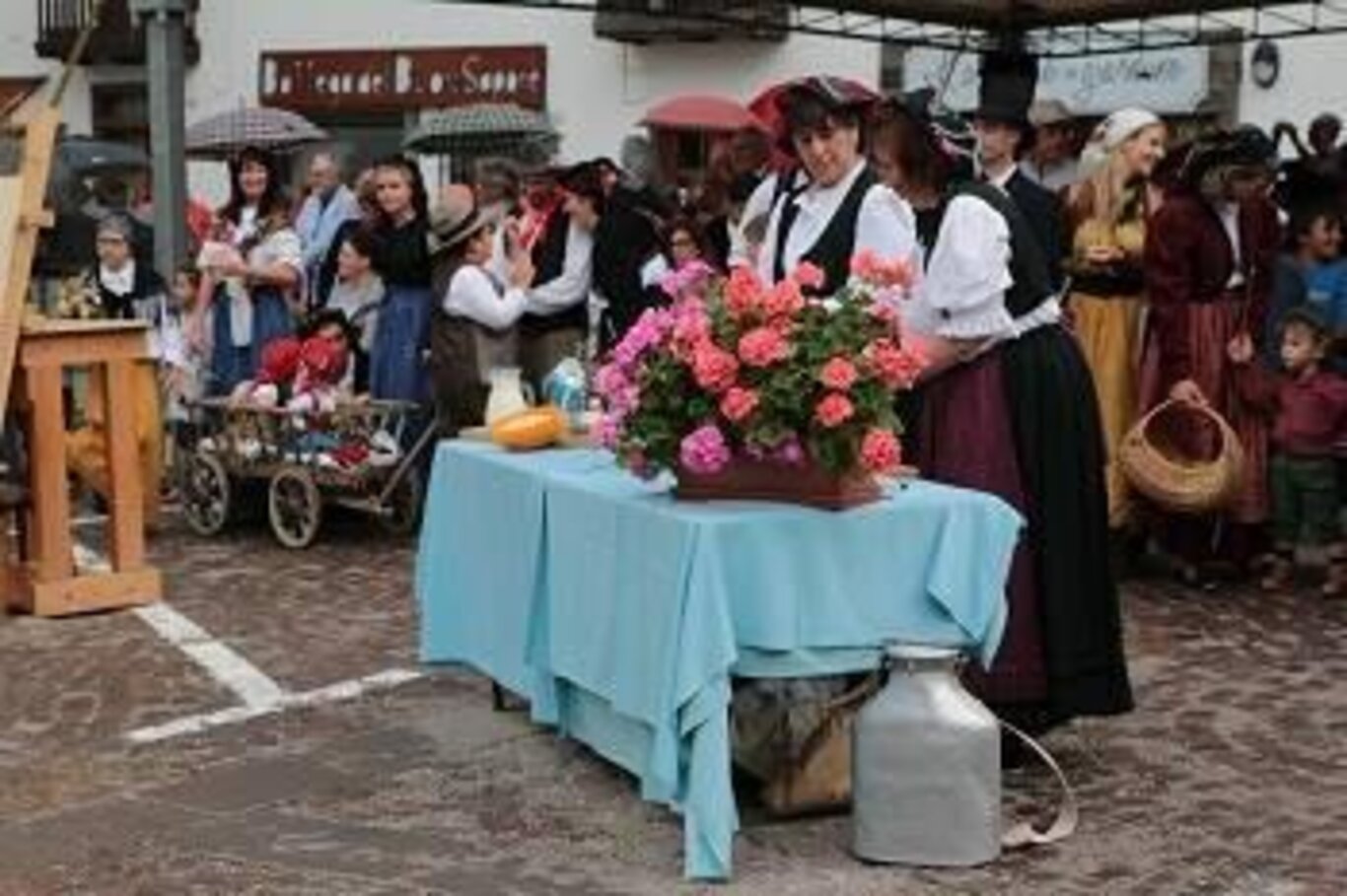 Sfilata in costume  e festa delle frittelle