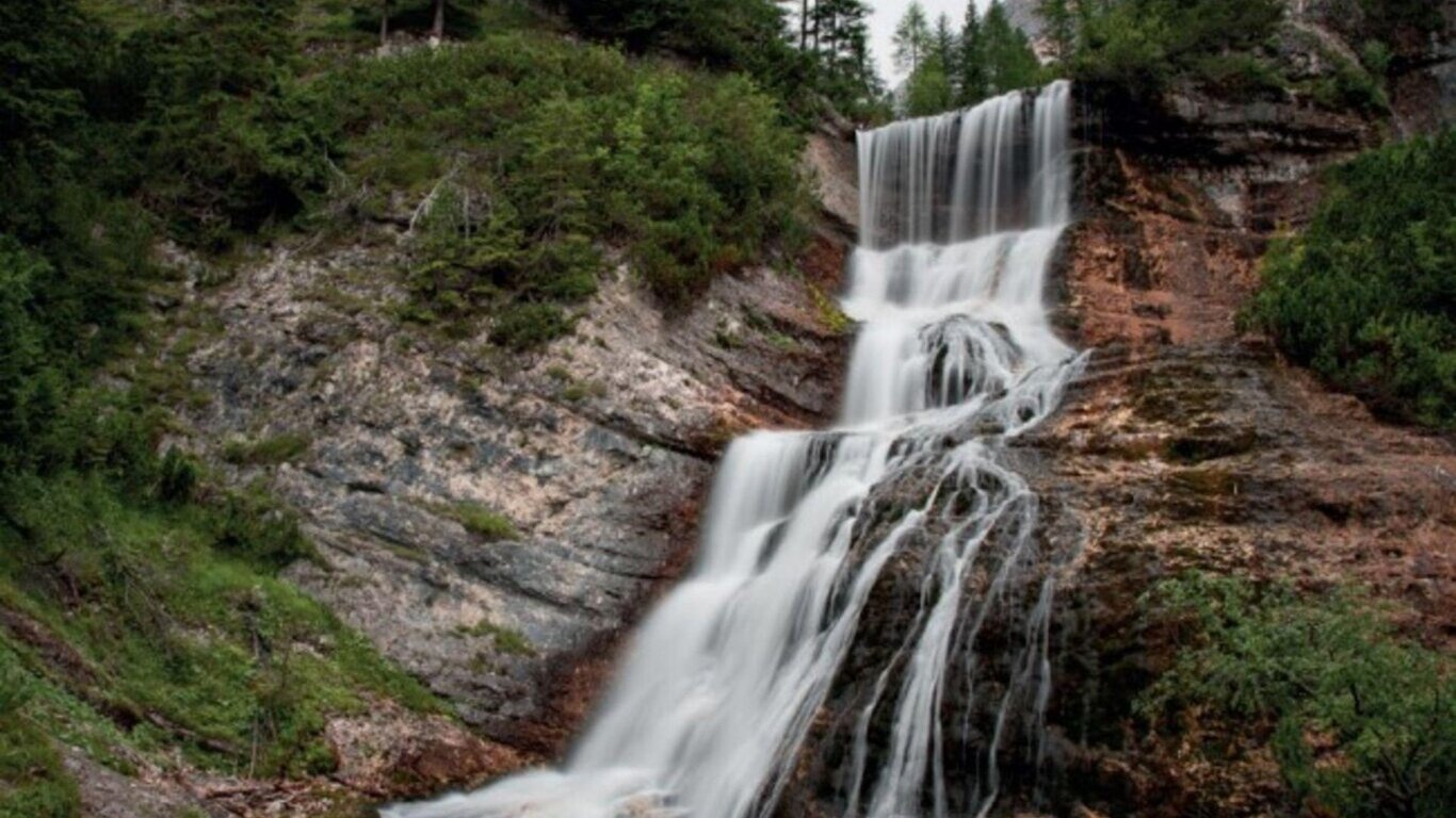 Tutta l'energia delle cascate di Fanes con Yolanda