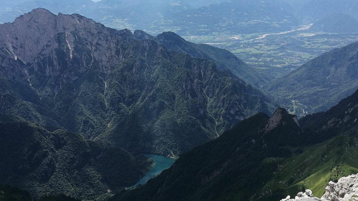 Veduta dall'alto del lago della Stua