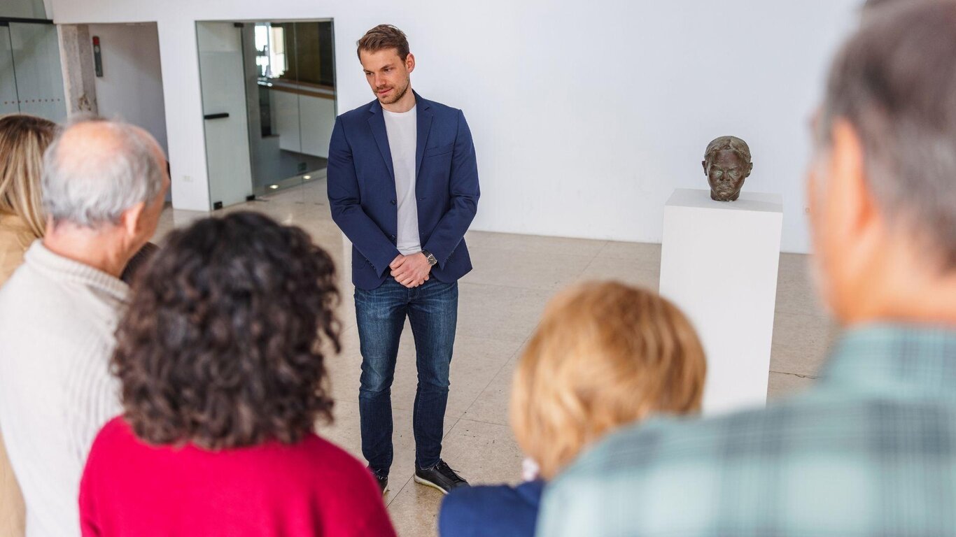 Guida che spiega ad un gruppo di persone il museo