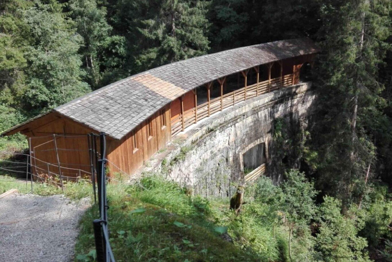 Visite guidate alla Stua sul torrente Padola e alle statue a Costaltal