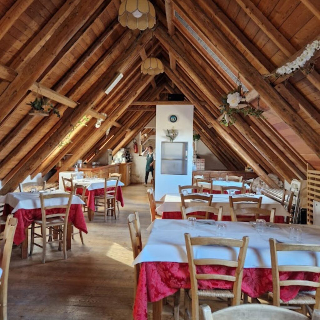 Interno sala pranzo Interno sala pranzo