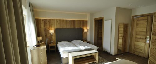 JUNIOR SUITE 1 JUNIOR SUITE 1