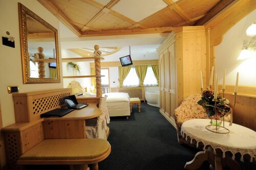 Junior suite with whirlpool (3) Junior suite with whirlpool (3)