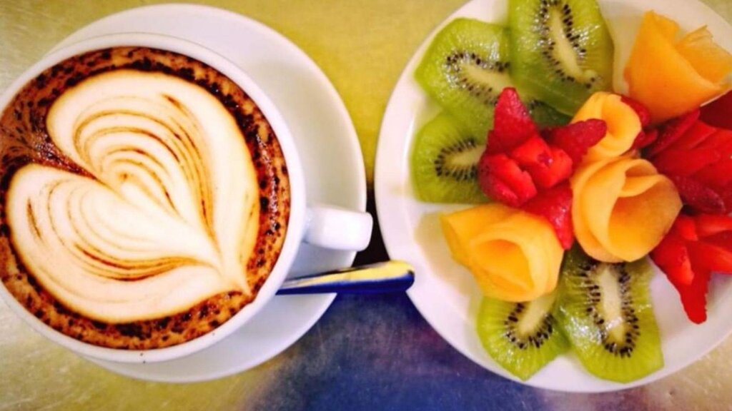 Cappuccino e frutta