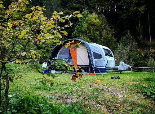 Stellplätze für Wohnwagen oder Wohnmobile im Sommer