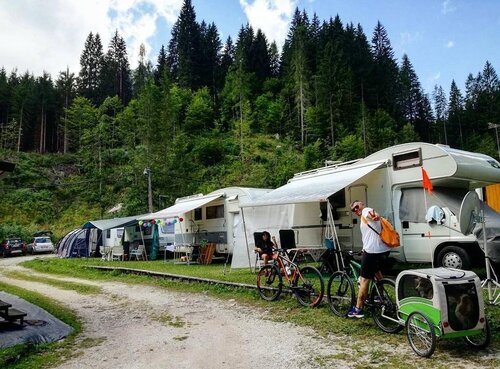 Stellplätze für Wohnmobile im Sommer