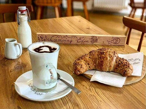 Frühstück an der Bar des Campingplatzes